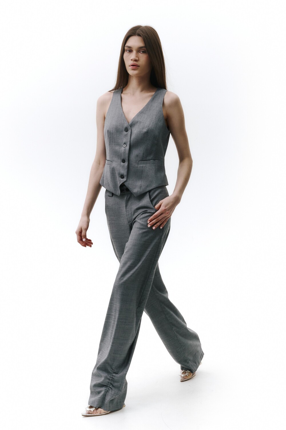 Gray trousers with pintucks